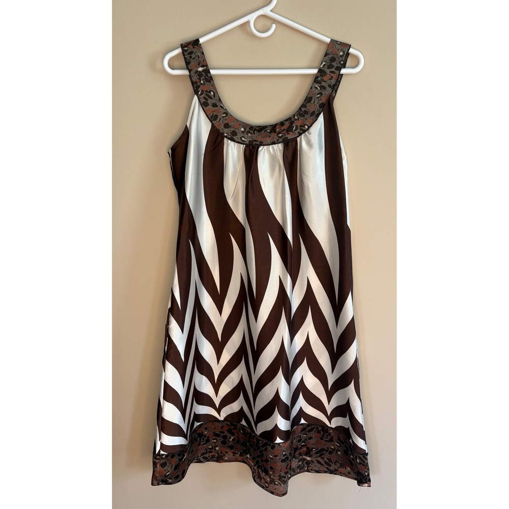 BCBG Y2K Glam Retro Brown White Chevron Satin Shift Dress Size L‎ Sleeveless